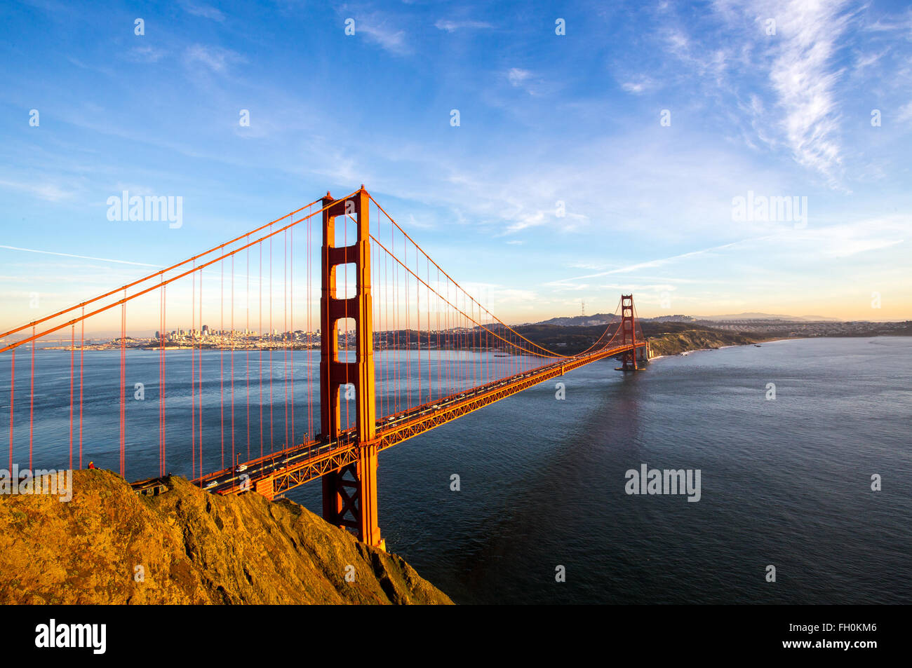 Sunny cielos azules sobre el horizonte de San Francisco con el famoso puente Golden Gate Foto de stock