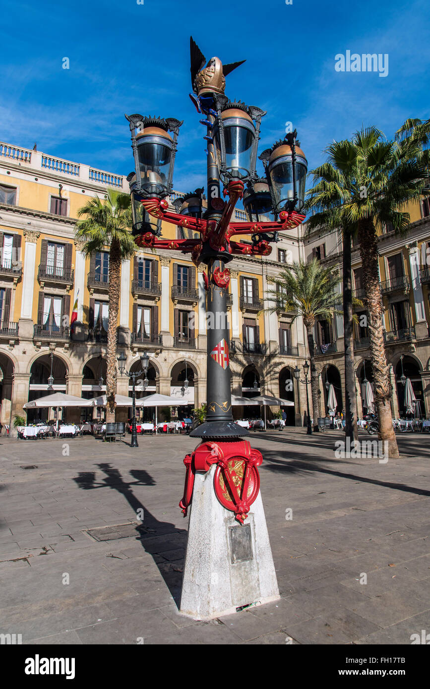 Gaudi lamp post fotografías e imágenes de alta resolución - Alamy