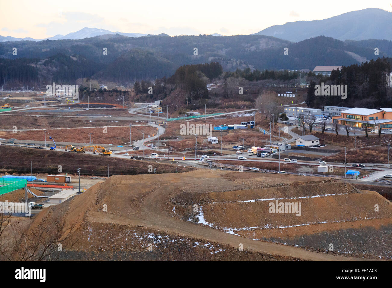 Una vista del paisaje de la ciudad de Minamisanriku cinco años después de que el terremoto de Tohoku y el tsunami de 2011 el 11 de febrero de 2016, Prefectura de Miyagi, Japón. Unas semanas antes del quinto aniversario de 2011 terremoto de Tohoku y el tsunami, el gobierno japonés anunció que en la segunda mitad de los trabajos de reconstrucción en la zona de Tohoku se espera concluir antes de los Juegos Olímpicos de Tokio 2020 comenzar. Según la Agencia de Reconstrucción del sitio web oficial de aproximadamente $250 mil millones fueron asignados para el primer período (2011-2015) y $65 millones más se han reservado para un ''Reconstrucción y Revit Foto de stock