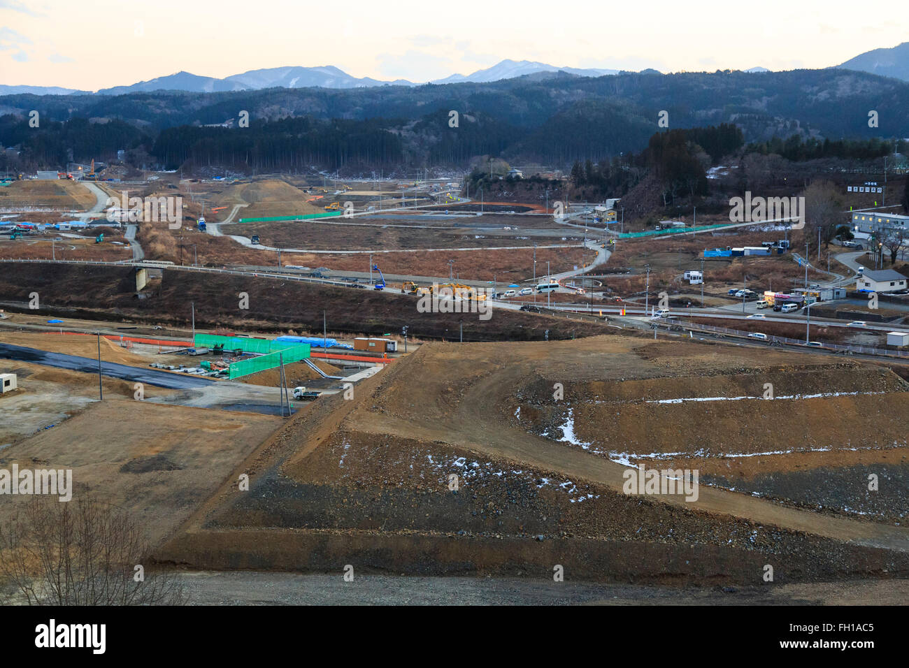 Una vista del paisaje de la ciudad de Minamisanriku cinco años después de que el terremoto de Tohoku y el tsunami de 2011 el 11 de febrero de 2016, Prefectura de Miyagi, Japón. Unas semanas antes del quinto aniversario de 2011 terremoto de Tohoku y el tsunami, el gobierno japonés anunció que en la segunda mitad de los trabajos de reconstrucción en la zona de Tohoku se espera concluir antes de los Juegos Olímpicos de Tokio 2020 comenzar. Según la Agencia de Reconstrucción del sitio web oficial de aproximadamente $250 mil millones fueron asignados para el primer período (2011-2015) y $65 millones más se han reservado para un ''Reconstrucción y Revit Foto de stock