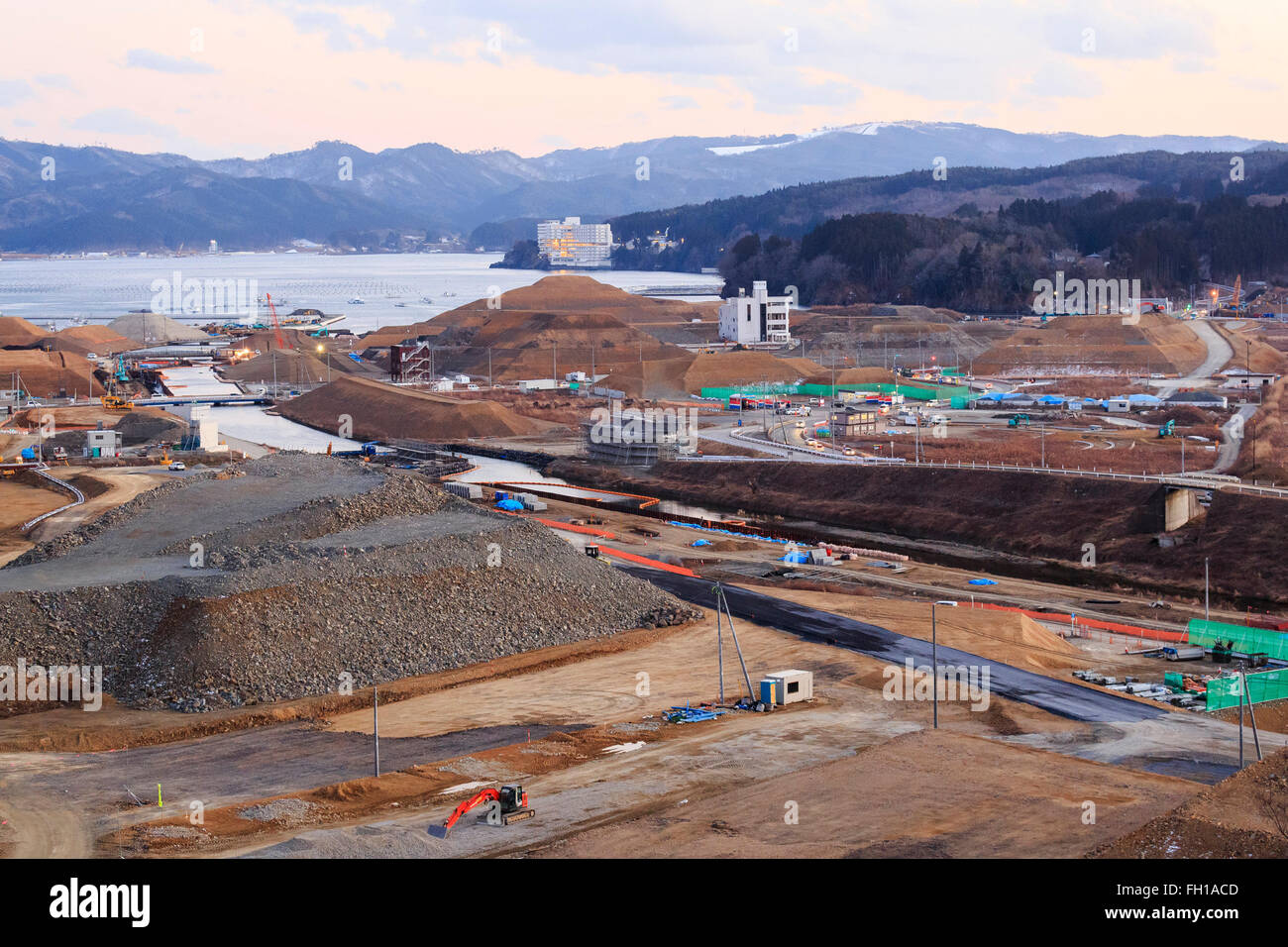 Una vista del paisaje de la ciudad de Minamisanriku cinco años después de que el terremoto de Tohoku y el tsunami de 2011 el 11 de febrero de 2016, Prefectura de Miyagi, Japón. Unas semanas antes del quinto aniversario de 2011 terremoto de Tohoku y el tsunami, el gobierno japonés anunció que en la segunda mitad de los trabajos de reconstrucción en la zona de Tohoku se espera concluir antes de los Juegos Olímpicos de Tokio 2020 comenzar. Según la Agencia de Reconstrucción del sitio web oficial de aproximadamente $250 mil millones fueron asignados para el primer período (2011-2015) y $65 millones más se han reservado para un ''Reconstrucción y Revit Foto de stock