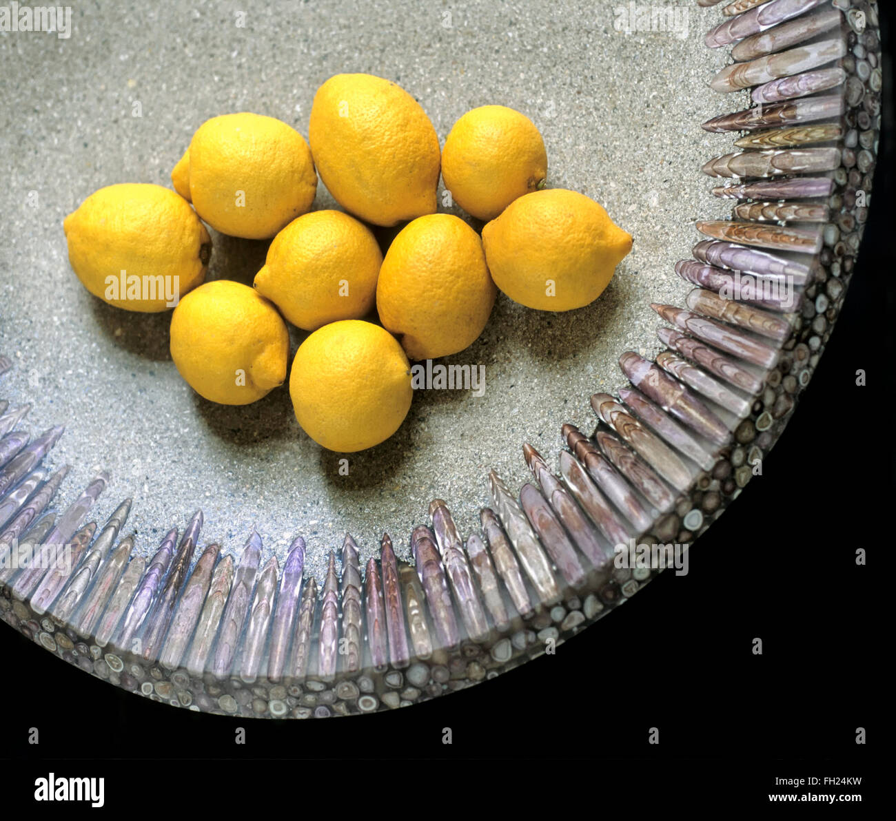 Tazón de diseñador con limones. Foto de stock