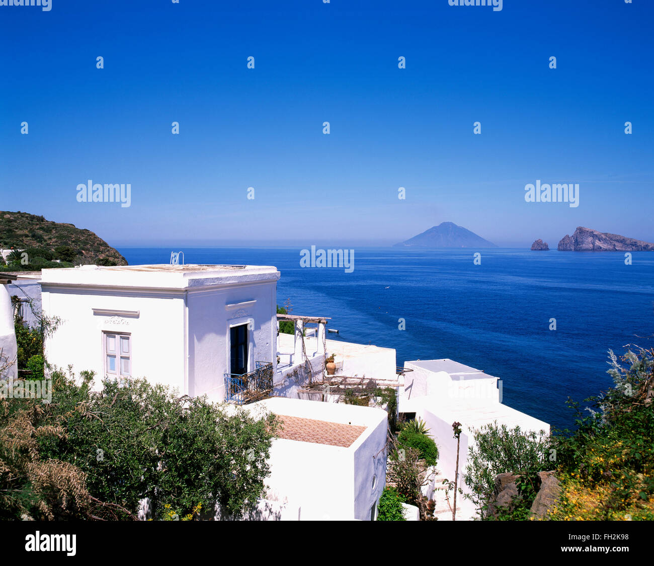 Panarea isla, casas de vacaciones, vistas al volcán Stromboli , las Islas Eolias, en Sicilia, Italia, Europa Foto de stock