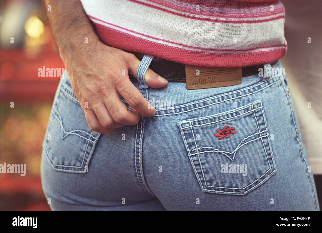 Mujer vistiendo jeans ajustados y manos mano. HOMER Sykes Fotografía de  stock - Alamy