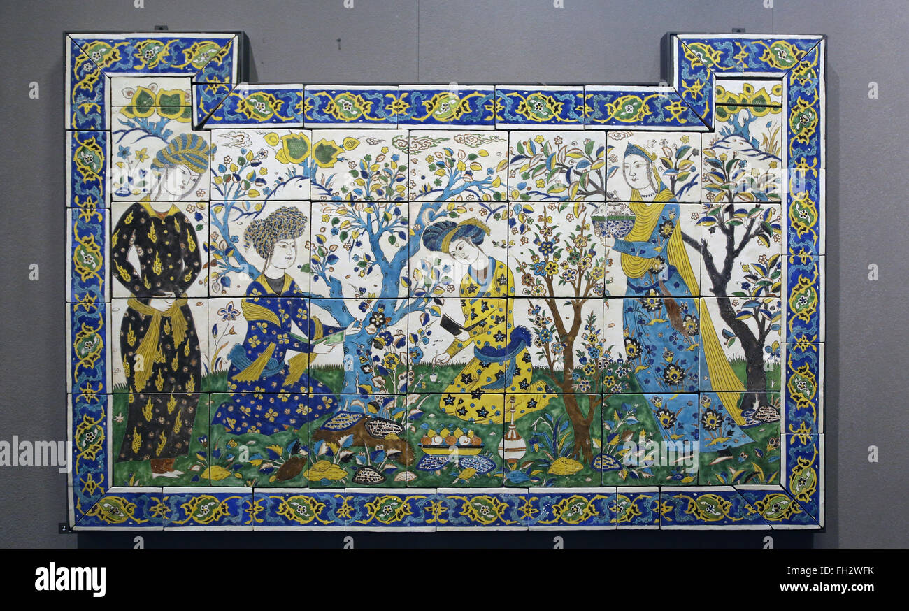 Reunión en un jardín. Irán. Siglo xvii. Glaseado de colores. Isfahan. Período safawí. El Museo del Louvre. París. Francia. Foto de stock