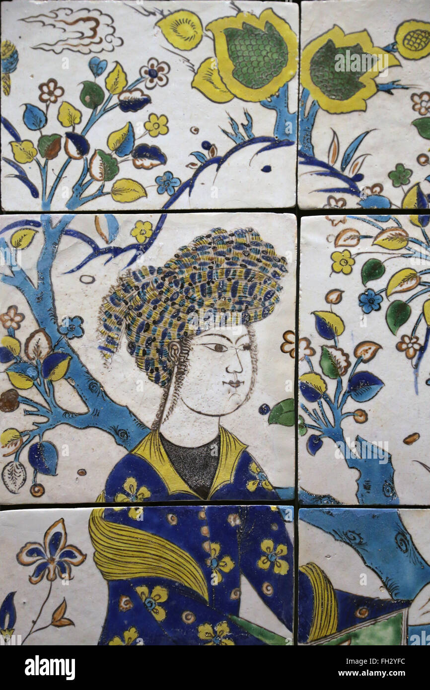 Reunión en un jardín. Irán. Siglo xvii. Glaseado de colores. Joven con turbante. Isfahan. Período safawí. El Museo del Louvre. París. Foto de stock