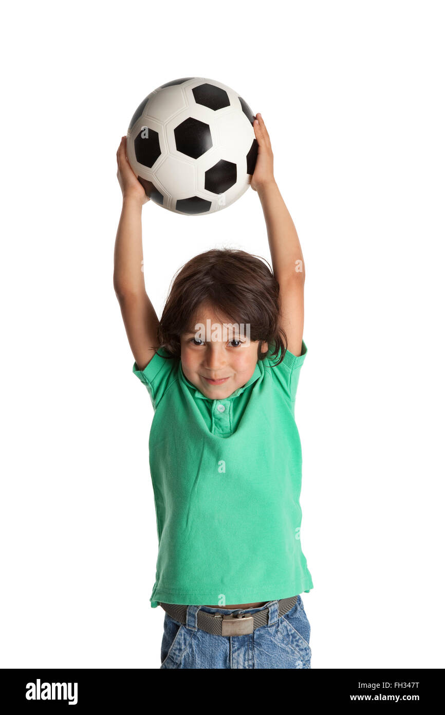 Un niño con una pelota de fútbol sobre un fondo blanco.