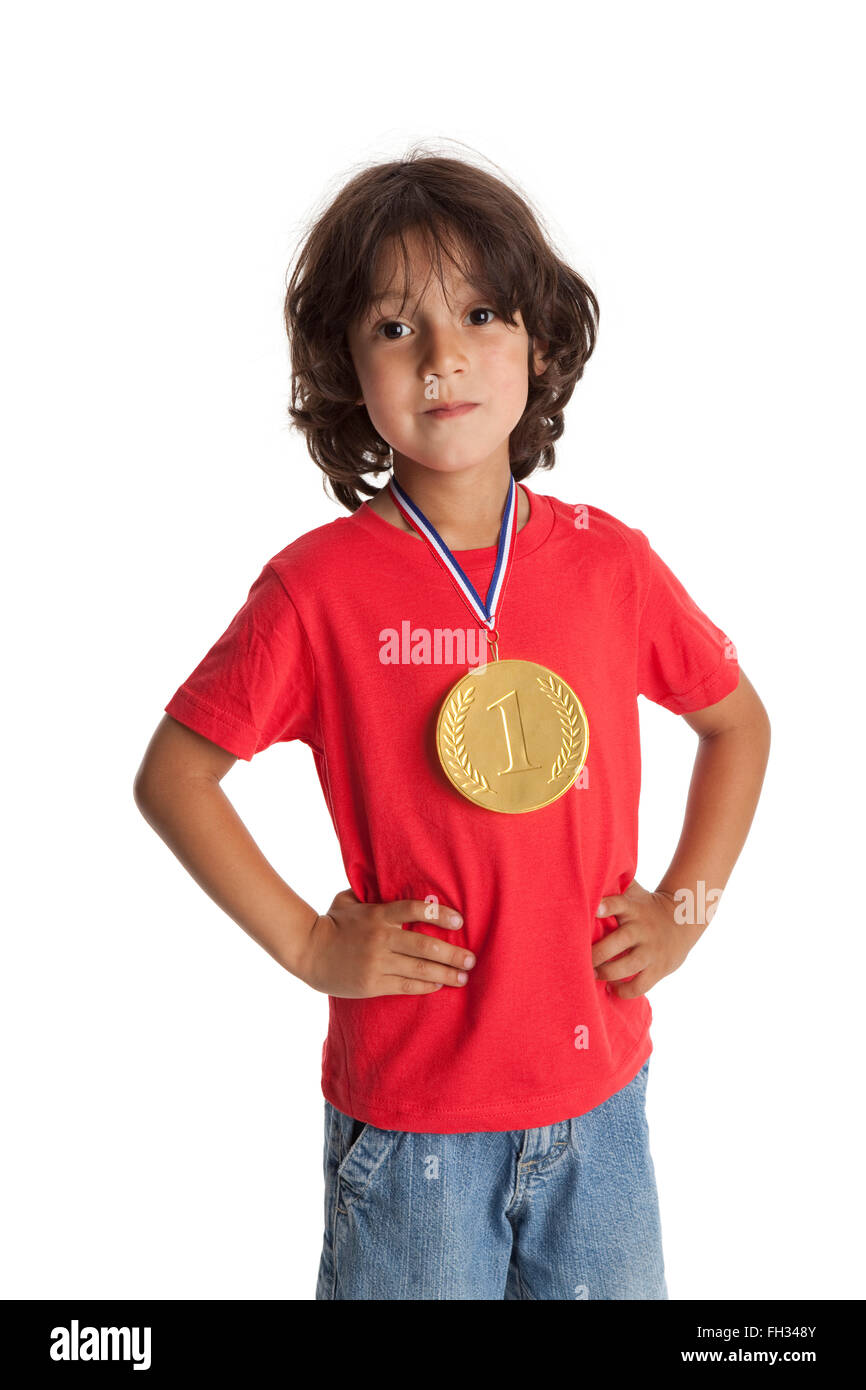 Niño con una primera medalla de lugar sobre fondo blanco. Foto de stock