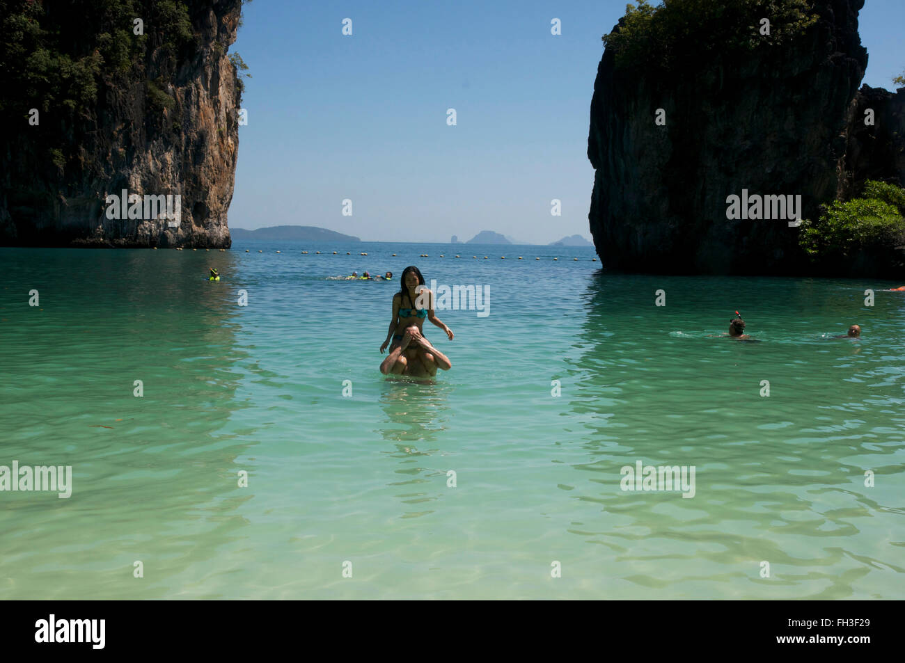 Pareja divirtiéndose en la laguna en la isla Hong. Foto de stock
