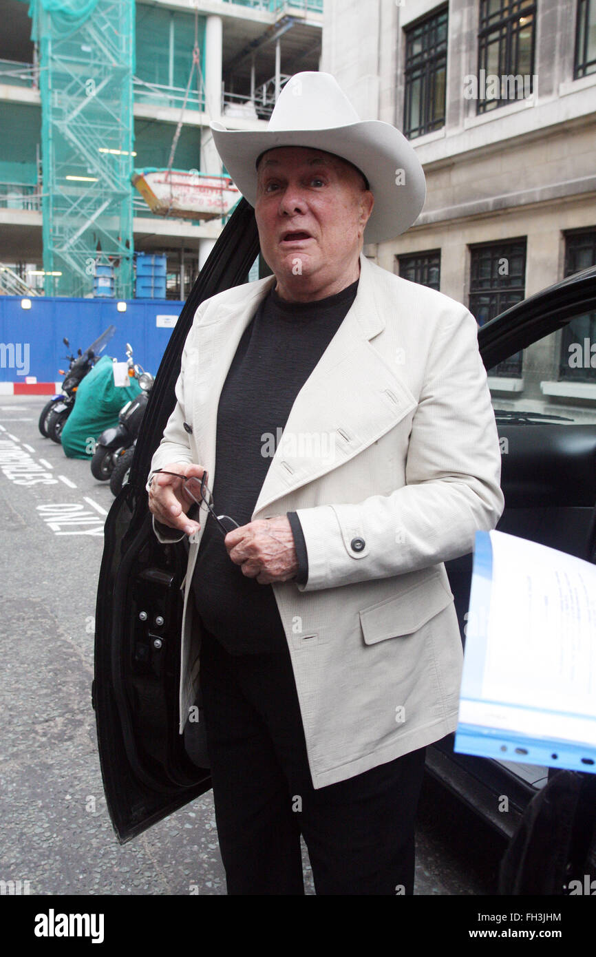 Tony Curtis en Londres saluda a los fans en la calle. (Crédito de la imagen © Jack Ludlam) Foto de stock