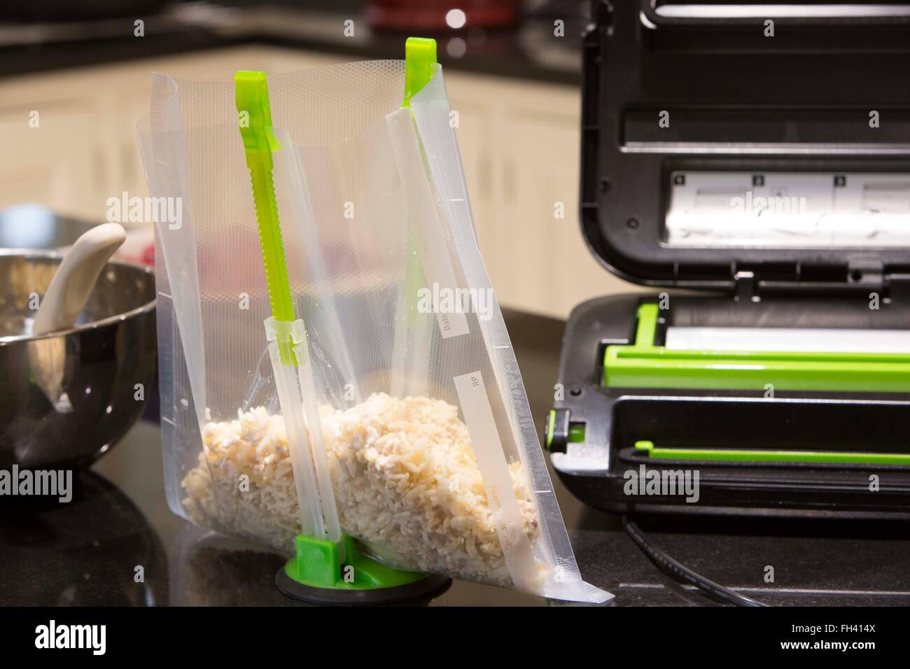 Bolsa de plástico de jengibre Turquía está a punto de ser sellado al vacío  creando casera congelador comodidad comida Fotografía de stock - Alamy