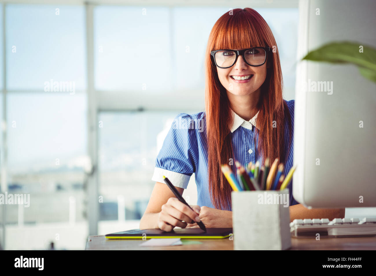 Atractiva mujer hipster con tableta gráfica Foto de stock