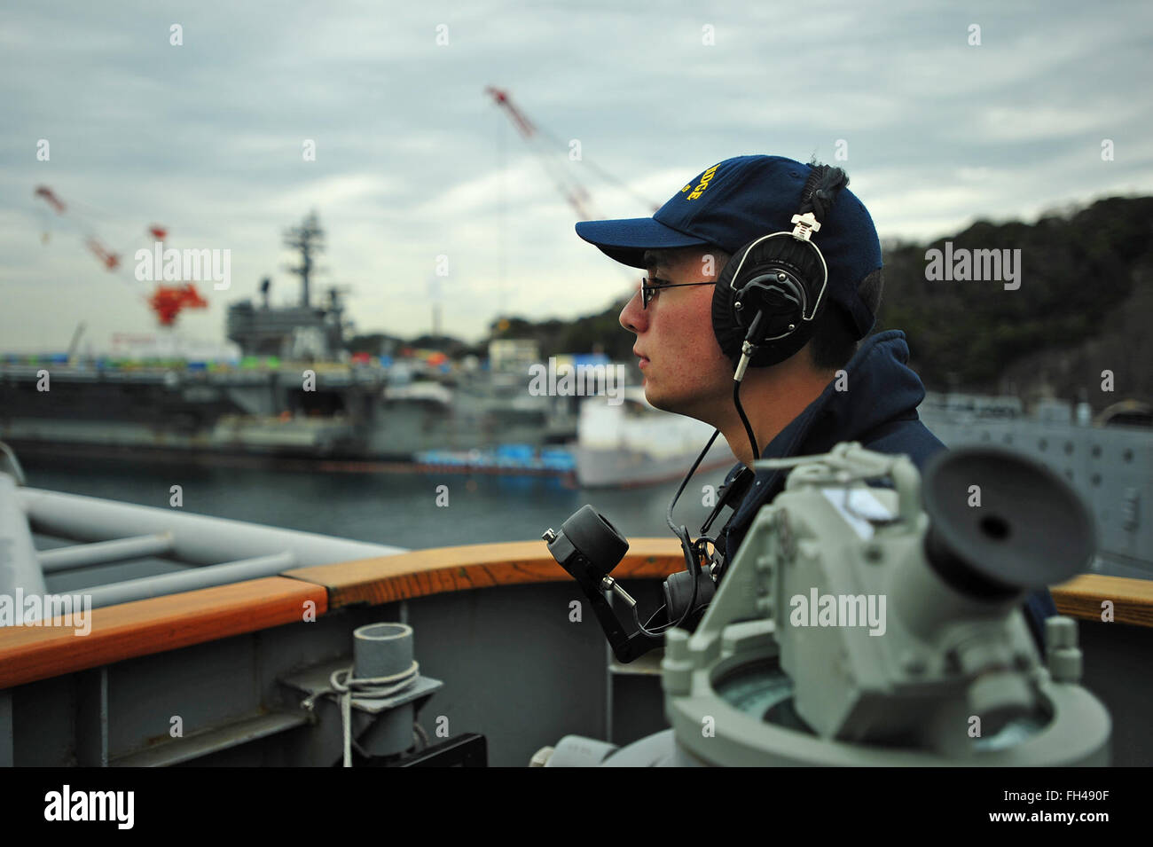 Puerto de Yokosuka, Japón (Feb. 22, 2016) - Intendencia Seaman Josué Stroberger, adscrita a la séptima Flota de EE.UU. buque insignia USS Blue Ridge LCC (19), mans un sonido-powered teléfono como el barco sale de Yokosuka. Blue Ridge está en patrulla dentro de la región del Pacífico Indo-Asia después de completar seis meses de disponibilidad restringida seleccionado período de mantenimiento. Foto de stock