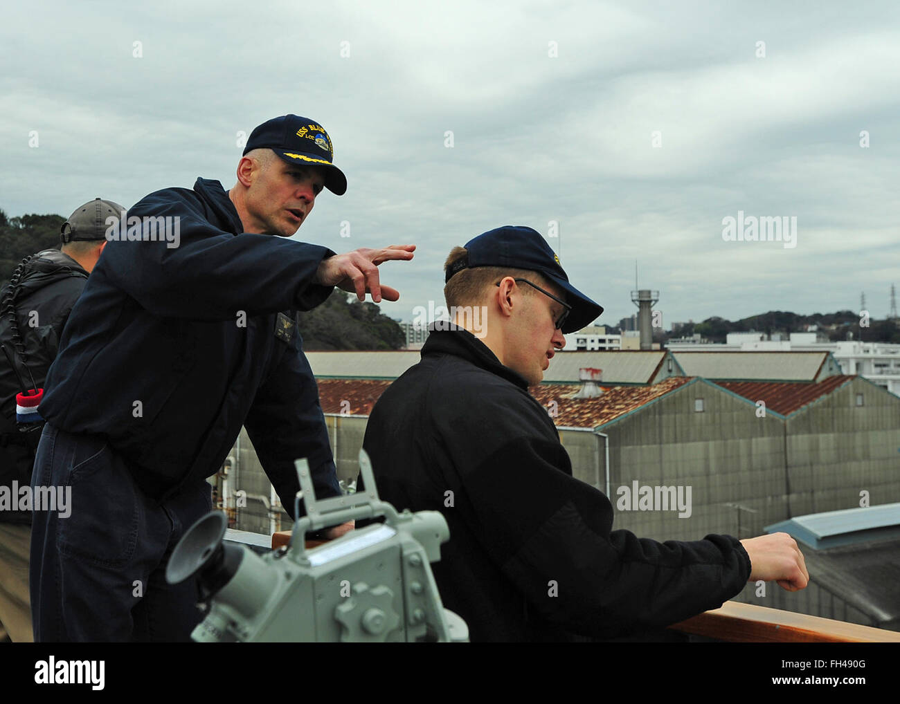 Puerto de Yokosuka, Japón (Feb. 22, 2016) - El Comandante de la séptima Flota de EE.UU. buque insignia USS Blue Ridge LCC (19), el Capitán Kyle P. Higgins, izquierda, explica la holgura del buque a Alférez Christopher Rumsey aunque partiendo de Yokosuka. Blue Ridge está en patrulla dentro de la región del Pacífico Indo-Asia después de completar seis meses de disponibilidad restringida seleccionado período de mantenimiento. Foto de stock