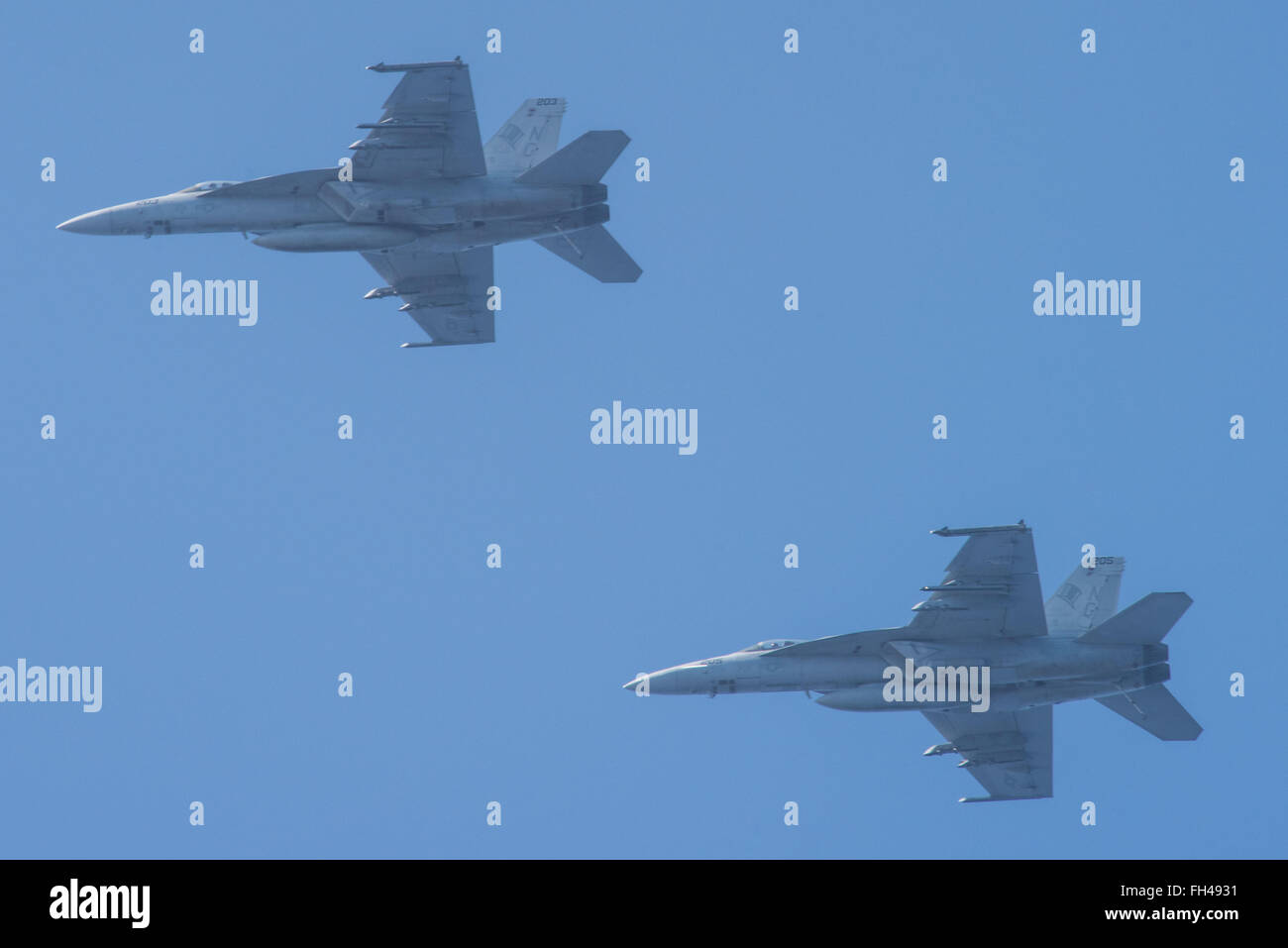 Mar de Filipinas (Feb. 23, 2016) - Dos F/A-18E Super Hornets asignada al Tophatters de Strike Fighter Squadron (VFA) 14 volar en formación sobre el USS John C. Stennis (CVN 74). Proporcionar una fuerza listo para apoyar la seguridad y la estabilidad en el Stennis Indo-Asia-Pacífico, funciona como parte de la gran flota verde en una flota de 7 programados regularmente la implementación. Foto de stock