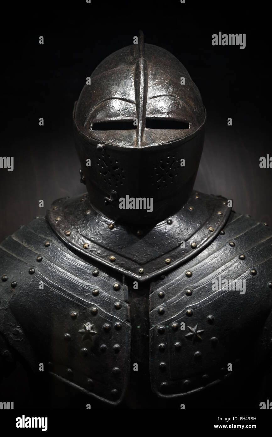 Las antiguas armaduras de metal del caballero medieval. Vertical oscura foto Foto de stock