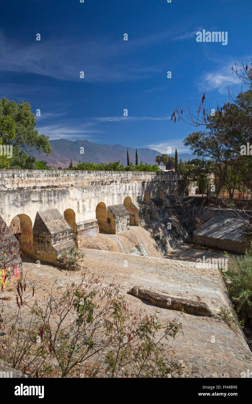 Oaxaca, México - El Acueducto la Cascada (La Cascada Acueducto) fue parte de un sistema de abastecimiento de agua de Oaxaca. Foto de stock