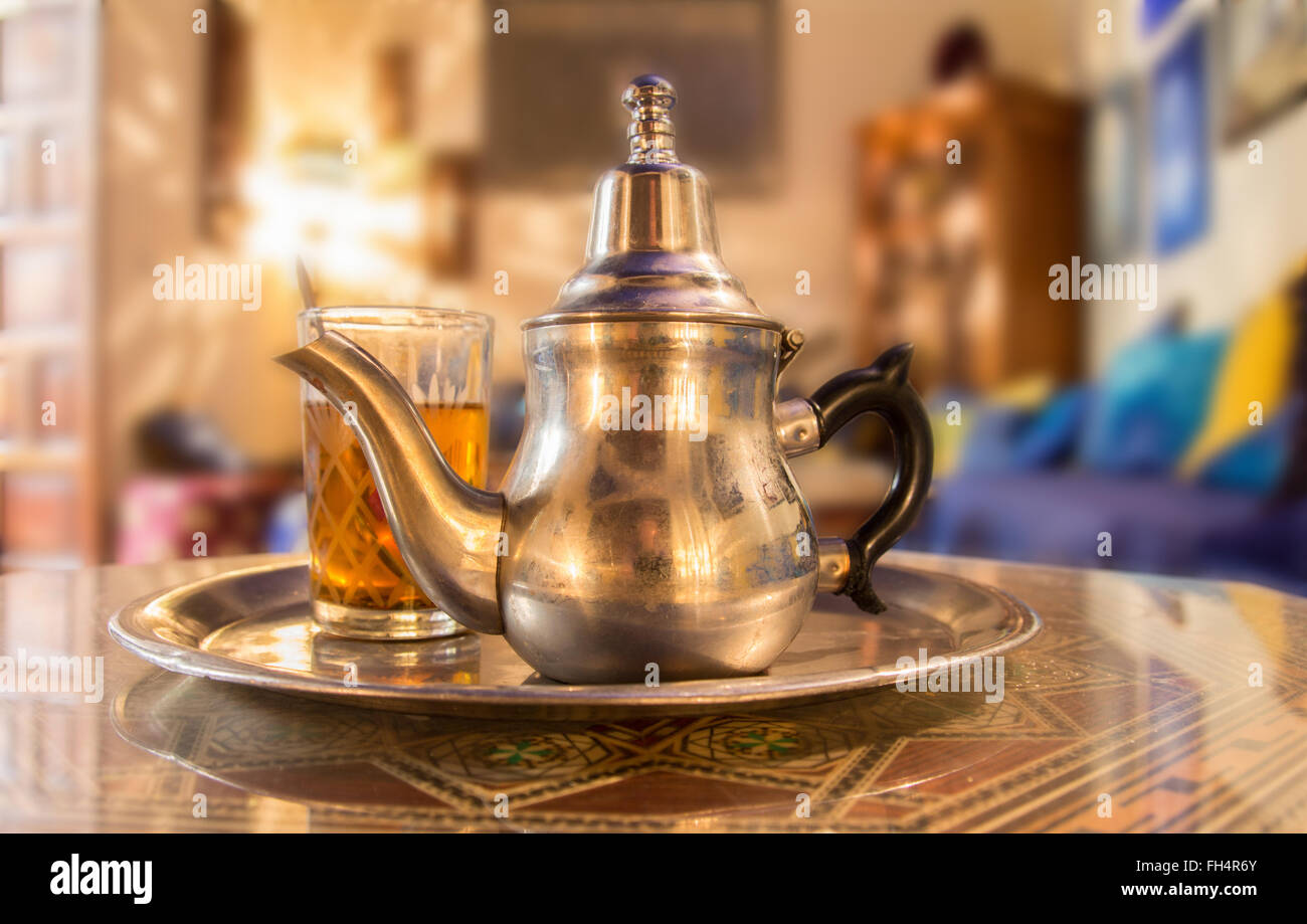 Moroccan kettle fotografías e imágenes de alta resolución - Alamy