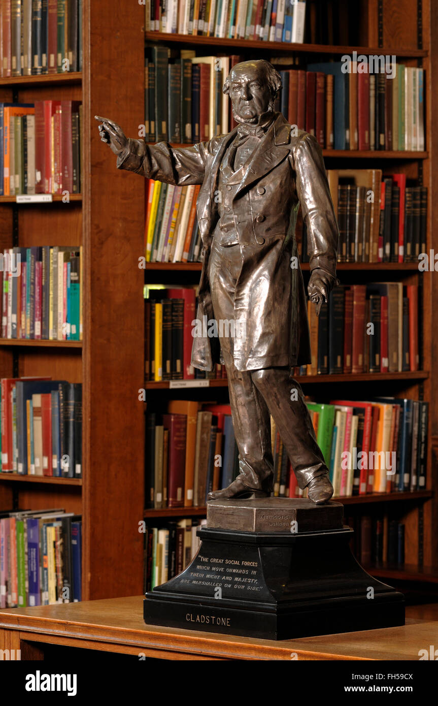 Estatua de William Gladstone dentro Gladstones Biblioteca en Hawarden al norte de Gales, Reino Unido Foto de stock