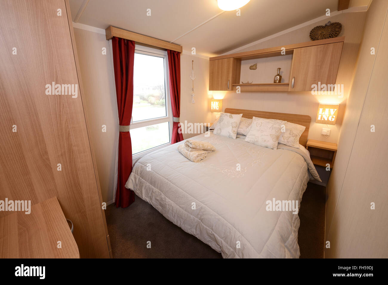 Dormitorio doble interior de una caravana estática Foto de stock