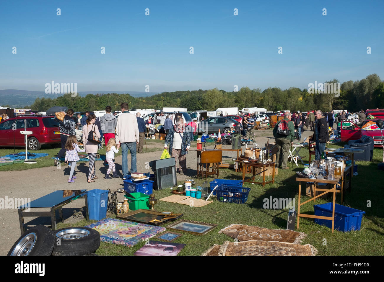 Los compradores y vendedores en el Domingo de Chirk car boot sale en el norte de Gales, Reino Unido Foto de stock