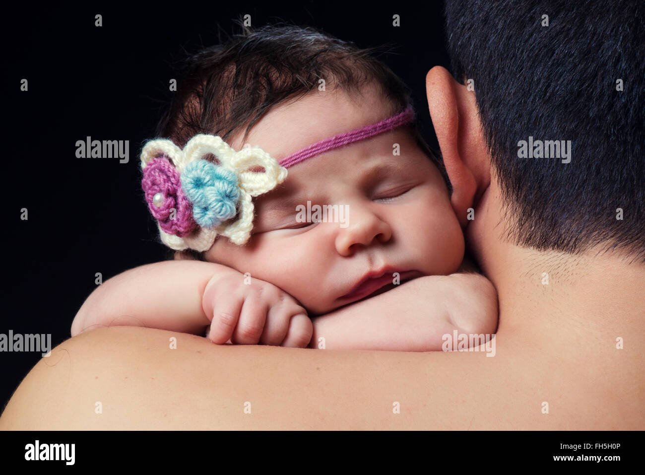 Lindo Bebe Nina Con Diadema Tejida Dormir Sobre El Hombro De Papa Studio Fondo Negro Fotografia De Stock Alamy