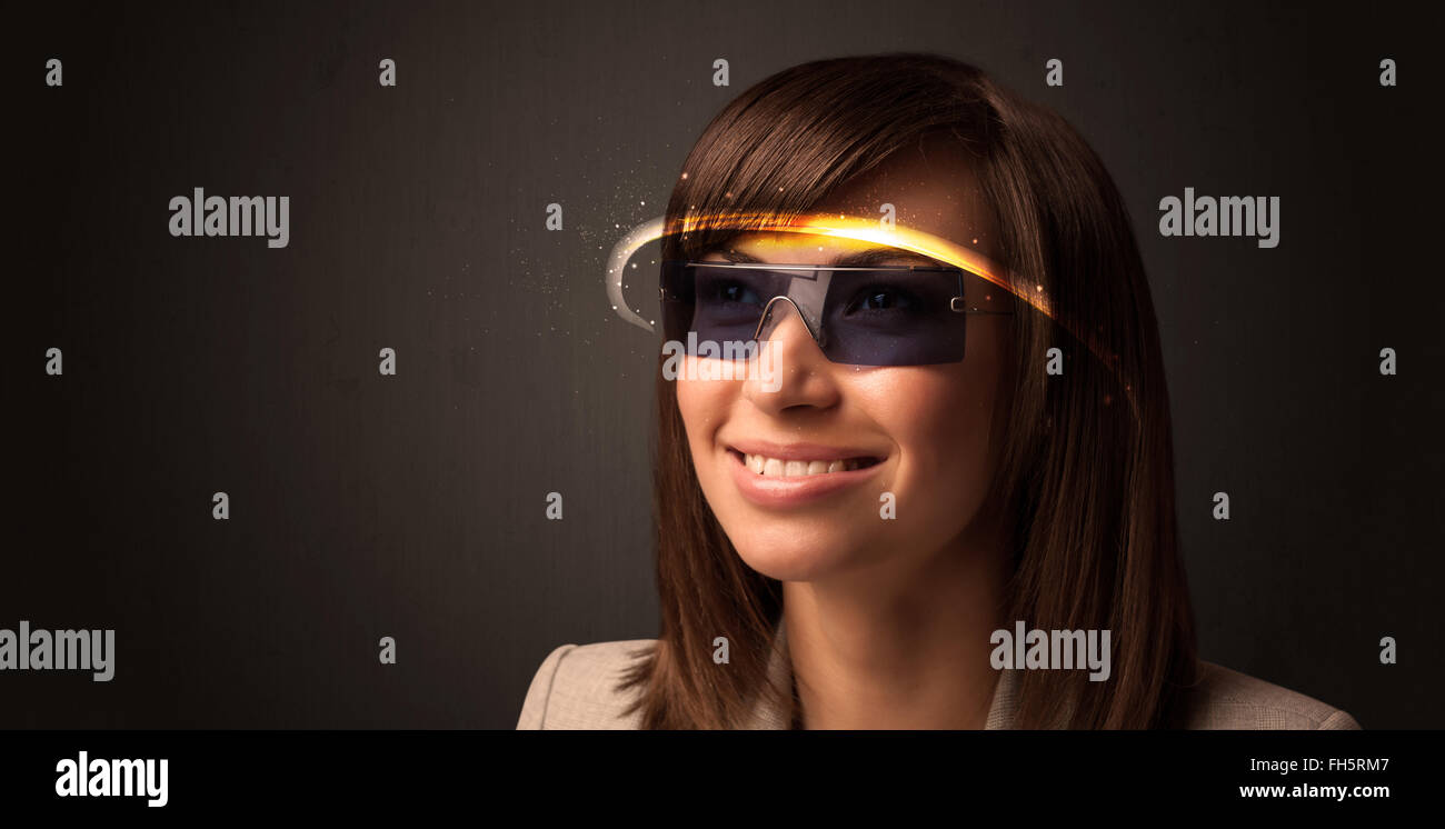 Gafas Inteligentes De Pantalla Virtual Con Interfaz Futurista De Alta  Tecnología. Mujer Sosteniendo Gafas Con Interfaz Nanotecnológica. Visión De  Realidad Aumentada Con Gafas Modernas. Innovación Futura Con IOT Y VR.  Fotos, retratos