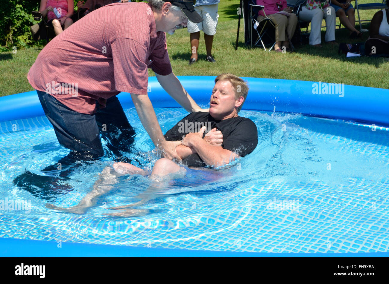 El hombre obtiene bautizado en una piscina descubierta en Riverdale Park, Maryland Foto de stock