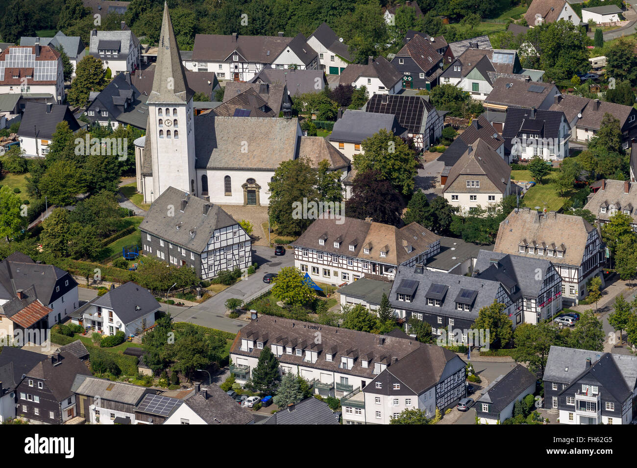 Vista aérea, paredes entramadas, Hirschberg con St Christopher's Church de Hirschberg, Warstein, Sauerland, Warstein, Foto de stock