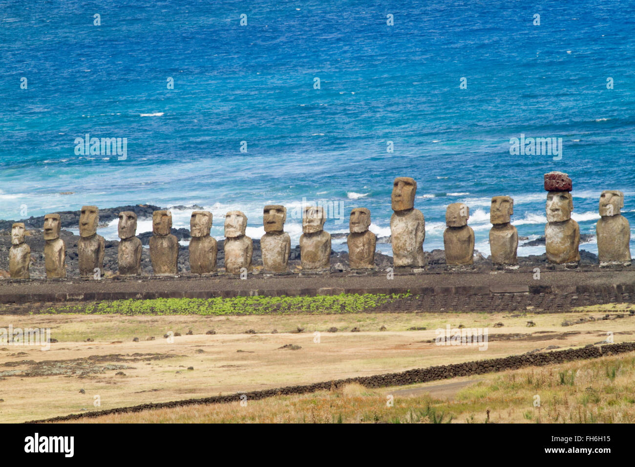 Quince moai (estatuas) sobre la plataforma en Ahu Tongariki Isla de Pascua, Chile Foto de stock