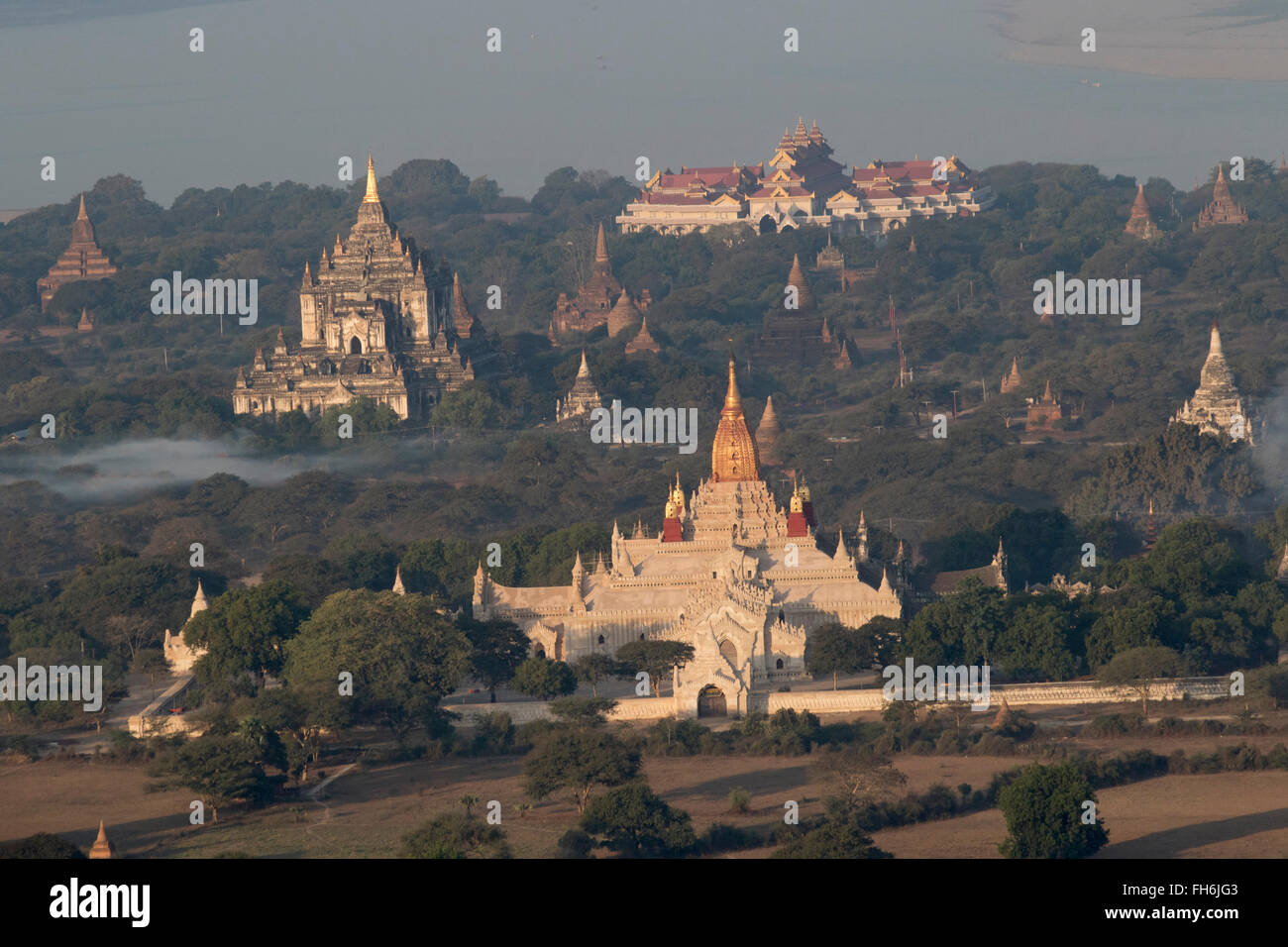 Vista aérea de pagodas y santuarios en la zona arqueológica de Bagan, Myanmar Foto de stock