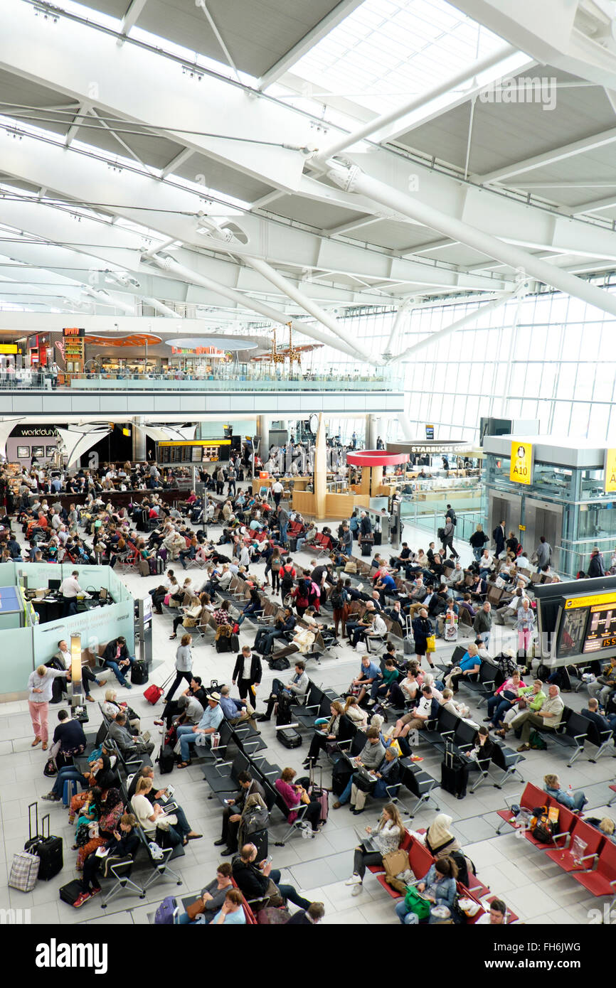 Vista interior de la Terminal 5 del Aeropuerto Heathrow de Londres, ocupados con pasajeros. Foto de stock