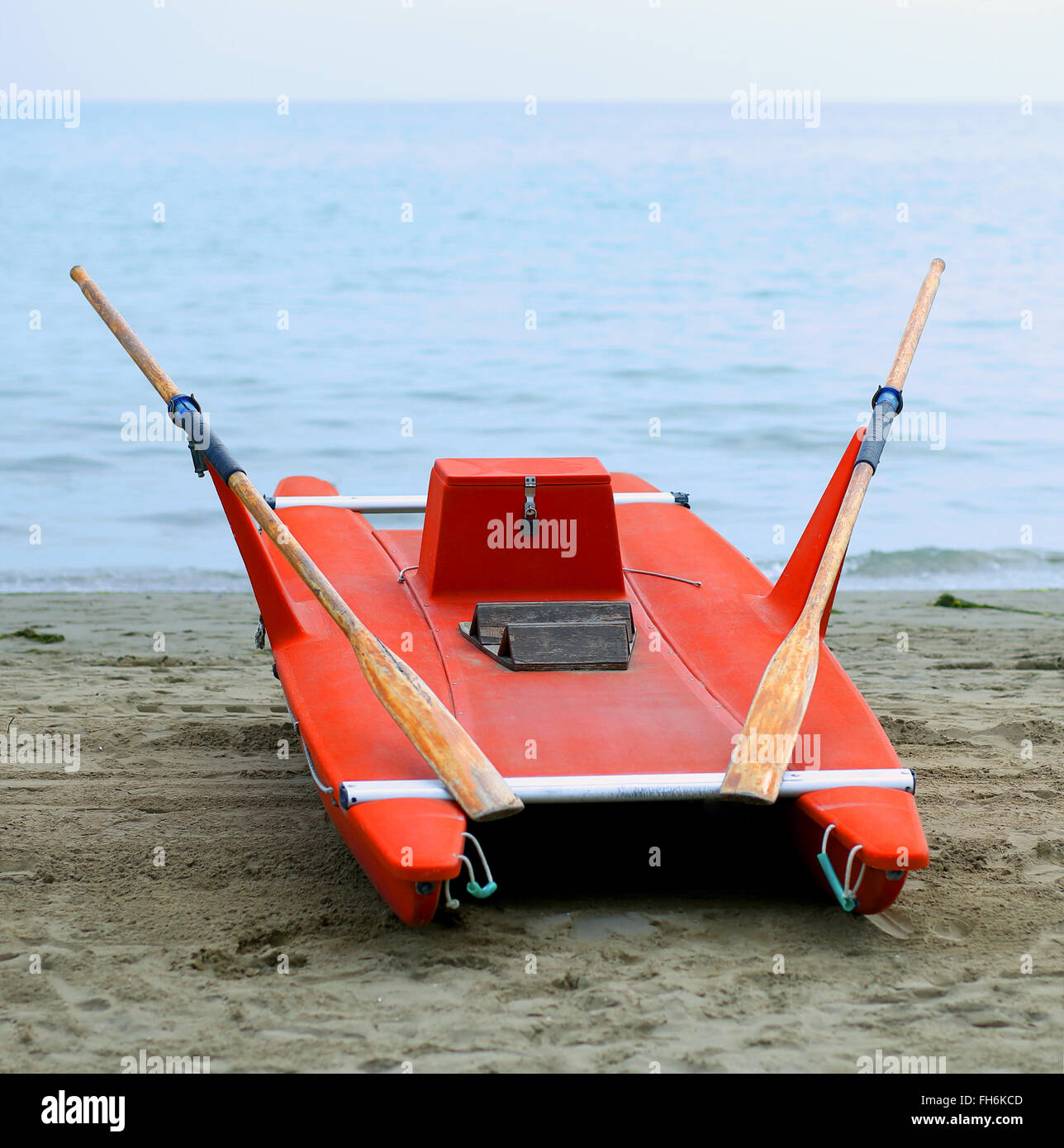 Gran bote de rescate remo de socorrista en la orilla del mar Foto de stock