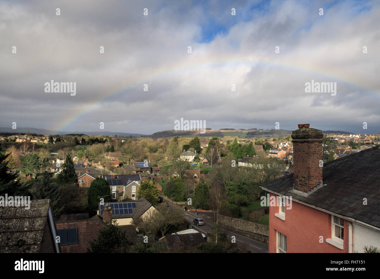 Arco iris que se forma sobre la ciudad de Ludlow. En Ludlow, Inglaterra. Foto de stock