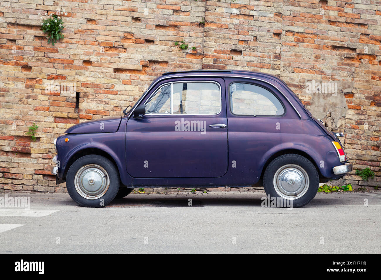 Fermo, Italia - 11 de febrero de 2016: Viejo Fiat Nuova 500 city car producido por el fabricante italiano Fiat entre 1957 y 1975 Foto de stock