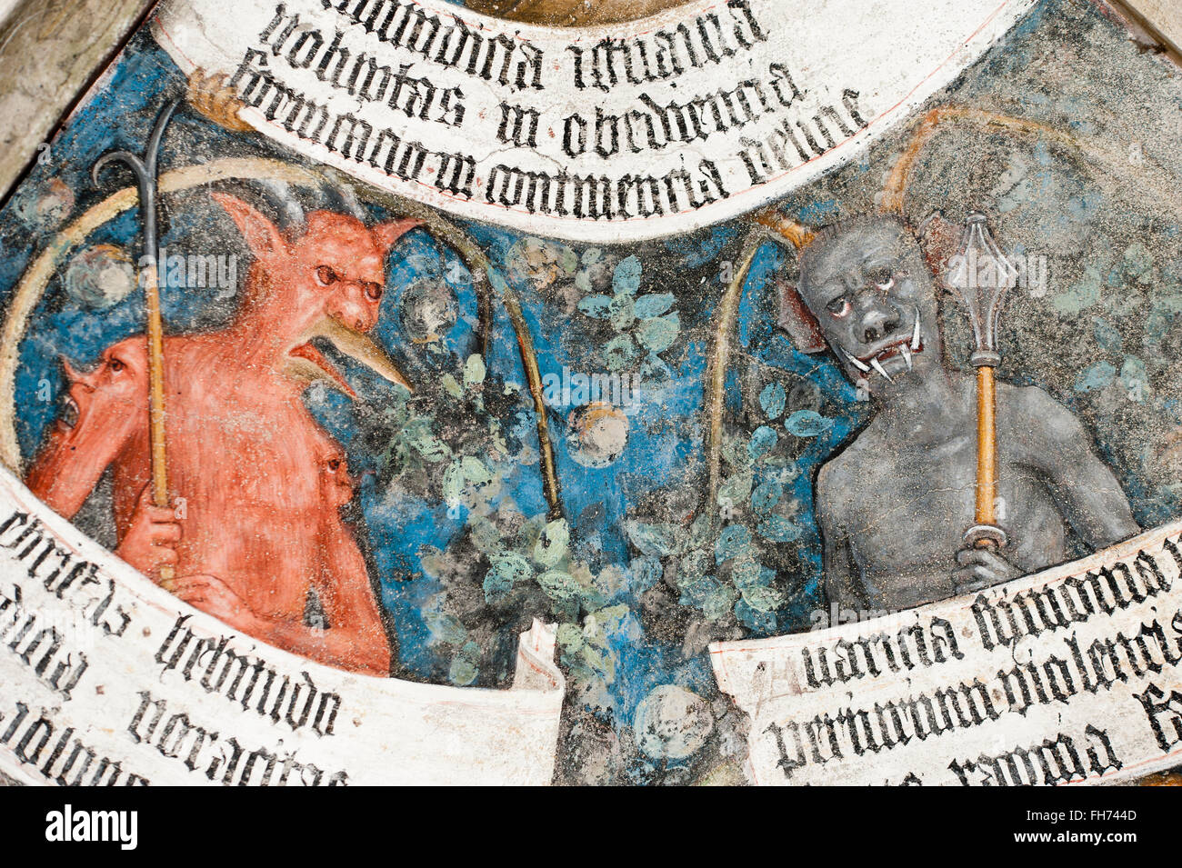 Fresco gótica, personificación del pecado, dos demonios, 8. El claustro de la Catedral, Brixen, Tirol del Sur, Italia Foto de stock