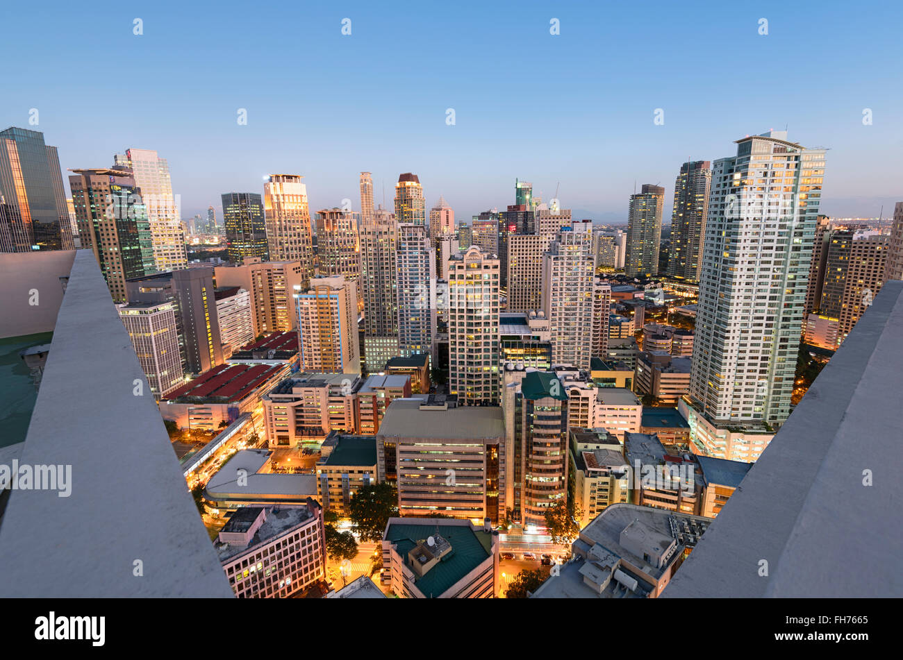 Horizonte de la ciudad de Makati. Makati City es una de las más desarrolladas del distrito de negocios de Metro Manila y la totalidad de Filipinas. Foto de stock