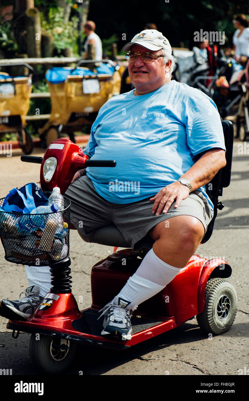 Personas con sobrepeso a divertirse en el parque de atracciones de Disney World, Orlando, Florida - EE.UU. Foto de stock