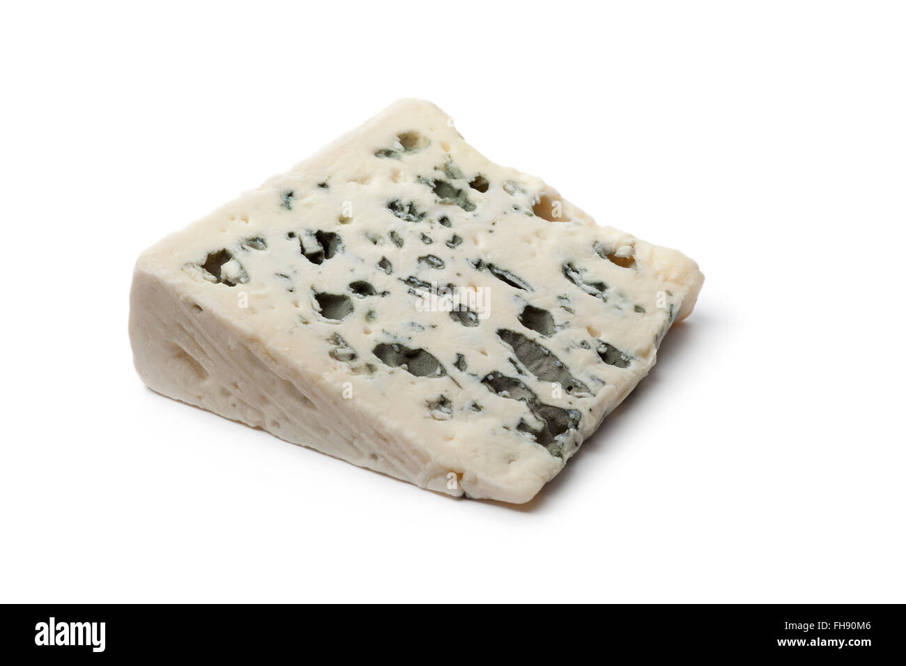 Rebanada de queso Roquefort sobre fondo blanco. Foto de stock