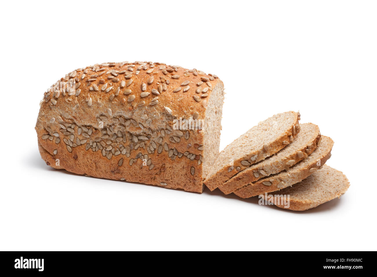 Frescos, pan de trigo con semillas de girasol y rodajas sobre fondo blanco. Foto de stock