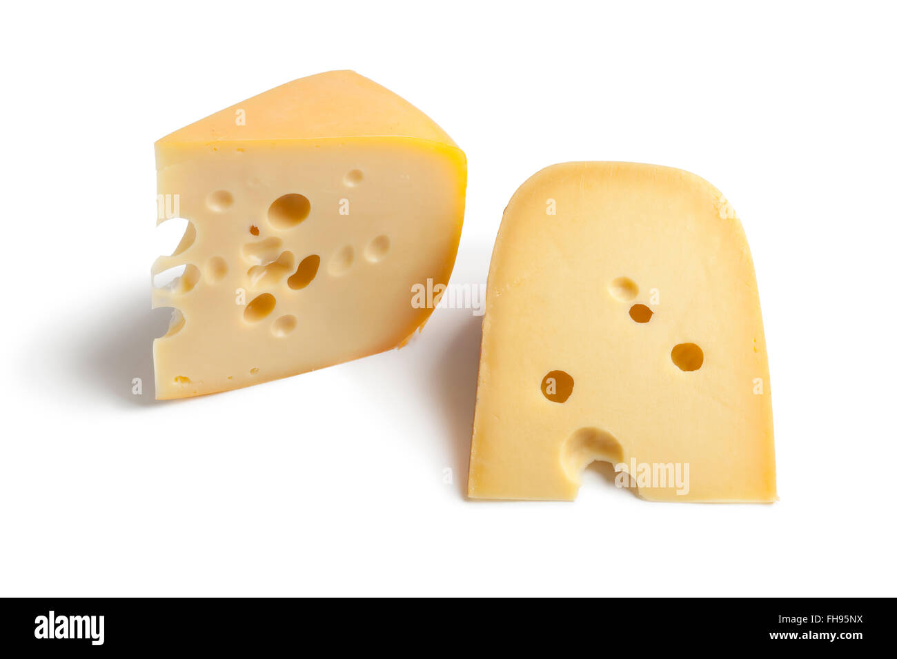 Los agricultores neerlandeses pedazos de queso con agujeros en el fondo blanco. Foto de stock