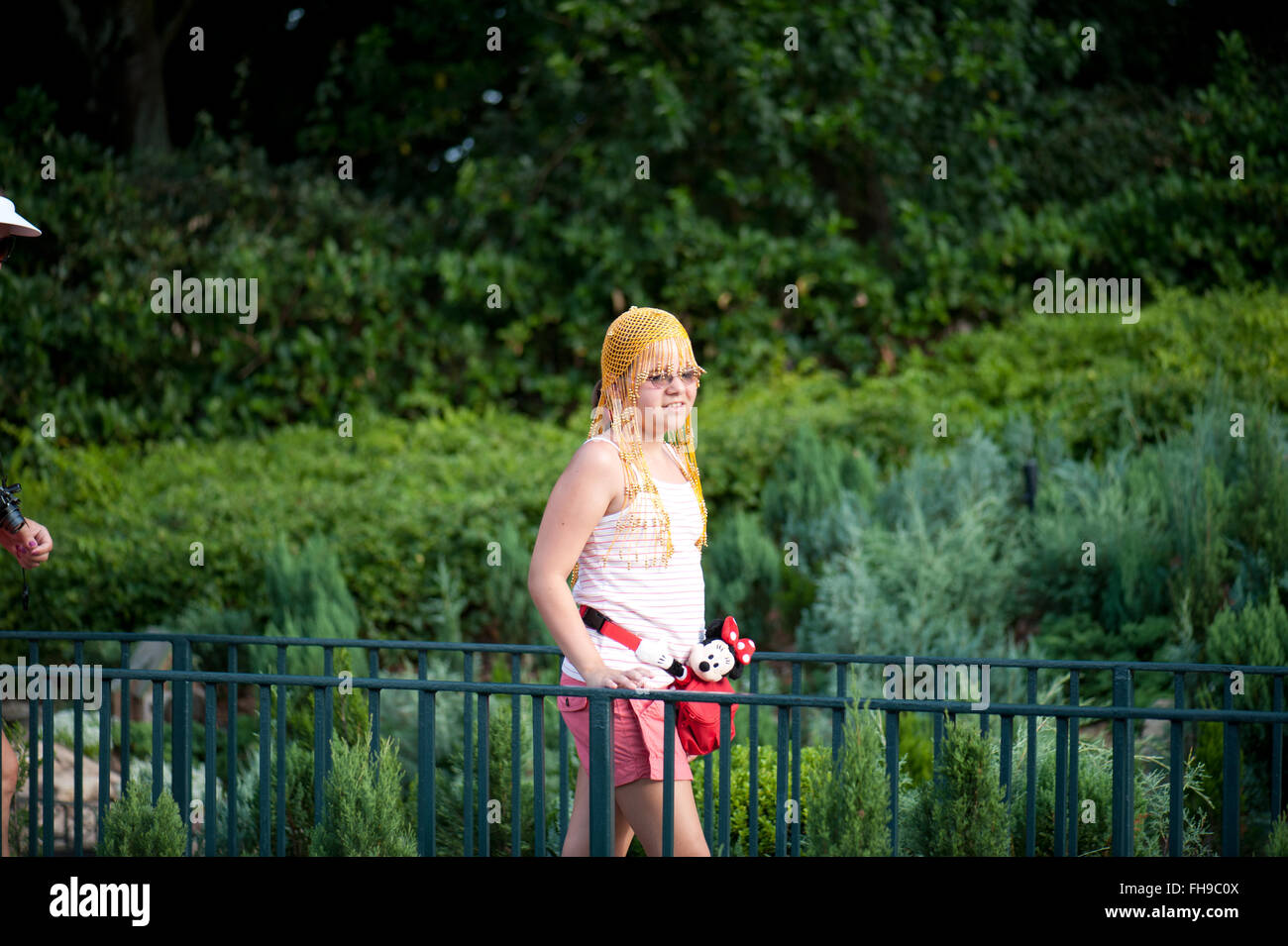 Chico ha divertido jugar solo en el parque de atracciones de Disney World en Florida EEUU a comienzos del verano. Foto de stock