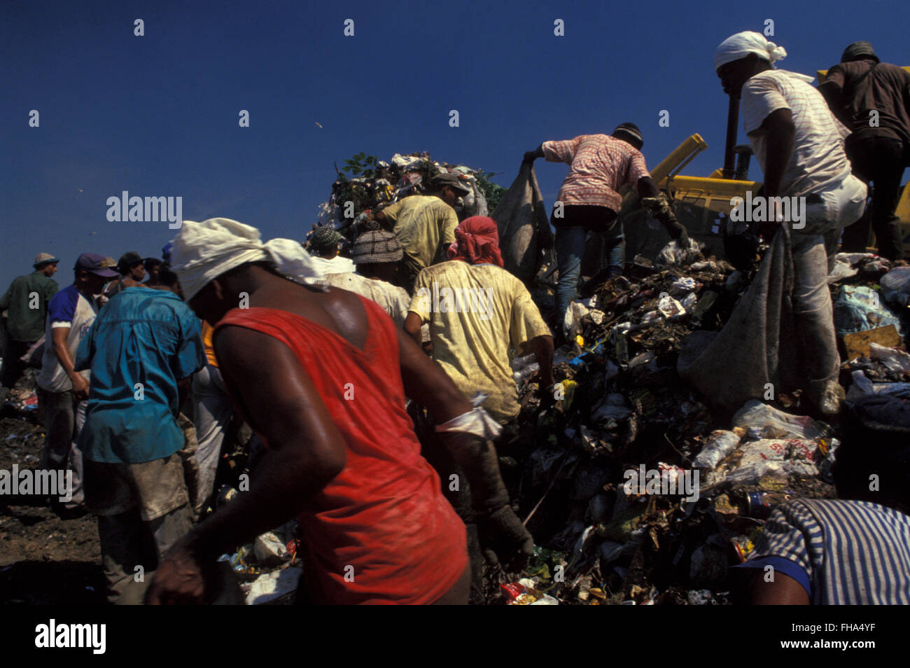 Los recolectores de basura de ordenar a través de encontrar productos reciclables como medio de supervivencia al relleno metropolitano de Jardim Gramacho ( Aterro Metropolitano de Jardim Gramacho ) en la ciudad de Duque de Caxias, uno de los mayores vertederos del mundo, cerró en junio de 2012 después de 34 años de funcionamiento cuando recibió la mayor parte de la basura producida en la ciudad de Río de Janeiro - fue iniciado en un humedal ecológicamente sensibles en el decenio de 1970, adyacente a la bahía de Guanabara. Foto de stock