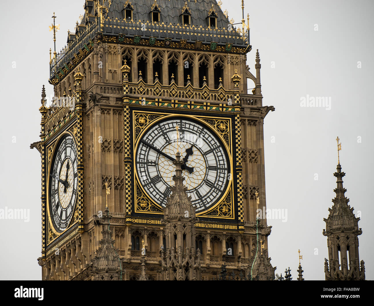 Exibição Da Face Do Relógio Doze Horas Com Fundo Branco Pulso De Disparo De  Parede Redondo Branco Pulso De Disparo Do `de Doze O Foto de Stock - Imagem  de minuto, countdown