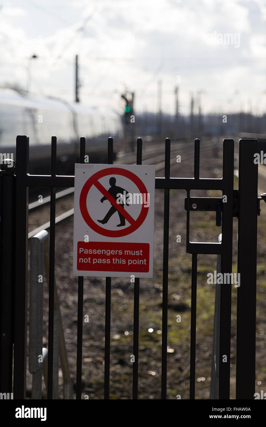 Prohibición Aviso - signo de advertencia de intromisión de ferrocarril de pasajeros no debe pasar este punto con un tren Pendolino virgen y verde Foto de stock
