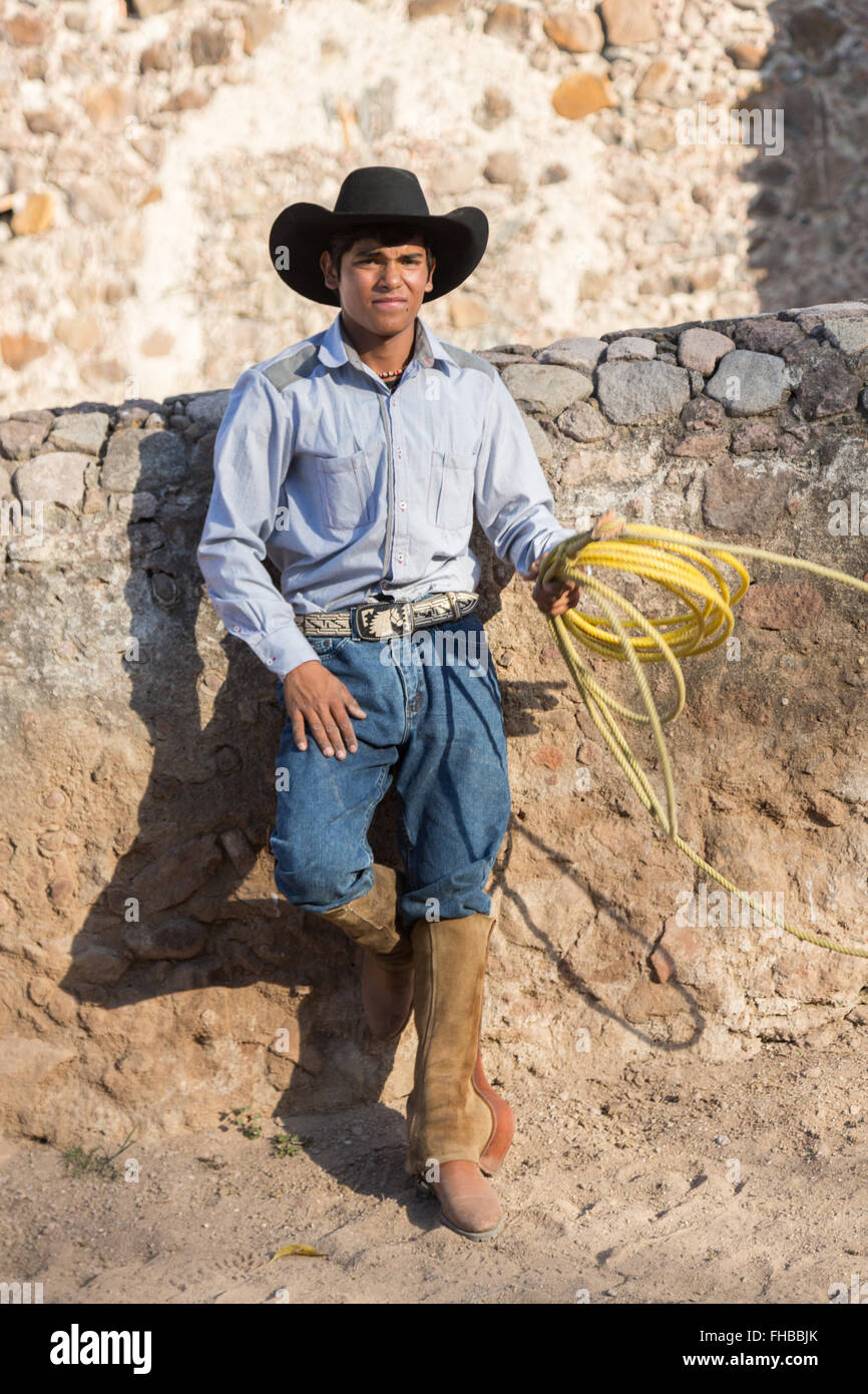 Un mexicano charro o vaquero plantea en el sombrero de cowboy y Lasso en  una hacienda en el rancho de Alcocer, México Fotografía de stock - Alamy