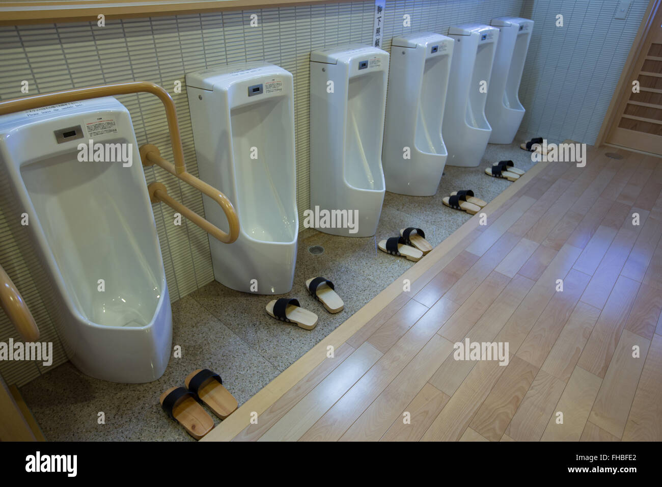 Los urinarios en un santuario en Japón con sandalias Foto de stock