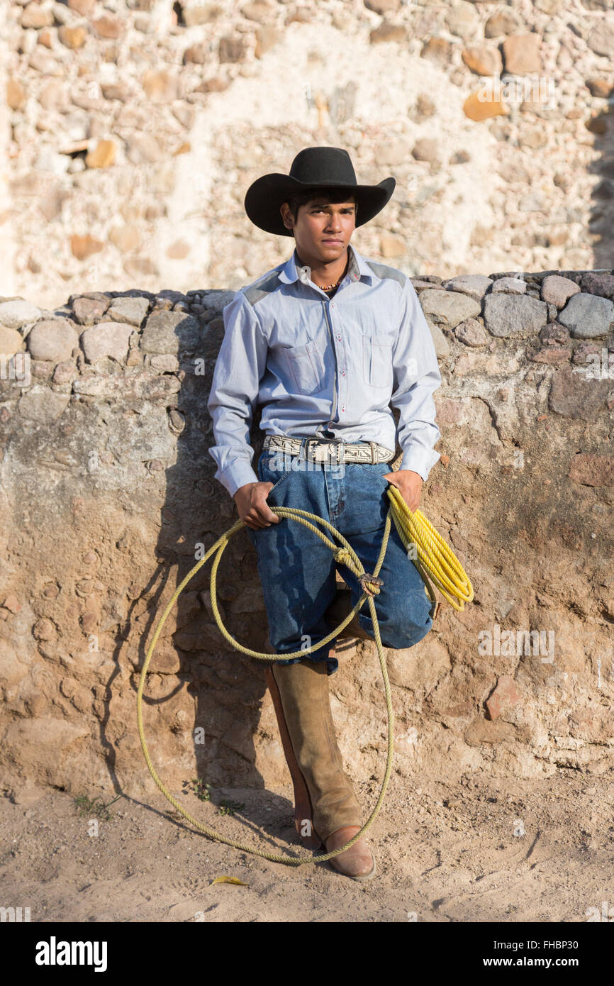 Un mexicano charro o vaquero plantea en el sombrero de cowboy y Lasso en  una hacienda en el rancho de Alcocer, México Fotografía de stock - Alamy