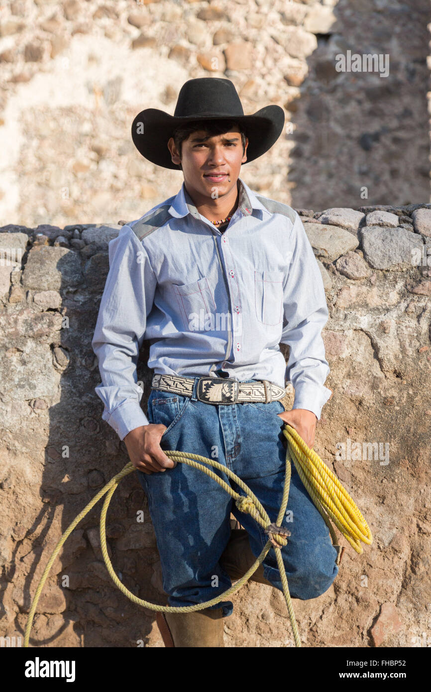 Un charro o vaquero plantea en el sombrero de cowboy y en una en el rancho de Alcocer, México Fotografía de stock - Alamy