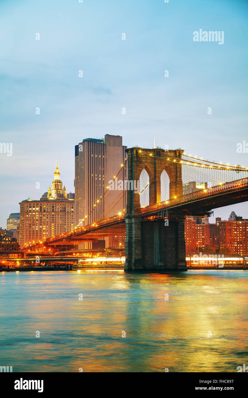 Lower Manhattan paisaje urbano con el puente de Brooklyn al atardecer Foto de stock